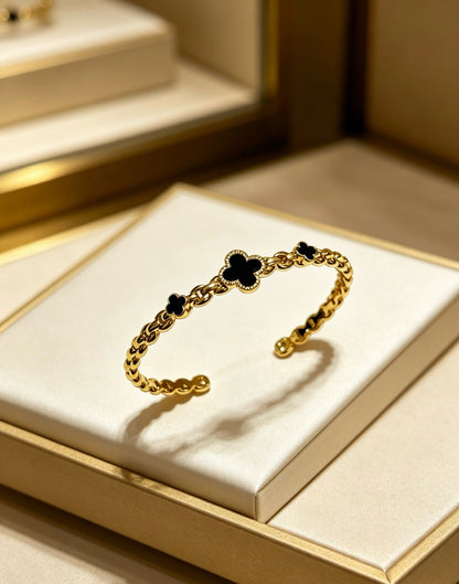 ¡®SpriteJewelry¡¯Vintage Alhambra 3‑Flower Open Cuff, Black Onyx Gold‑Tone Chain Bangle
